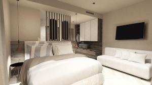シュラートミンクにあるAlpine Boutique Hotel wolléeのベッドとソファのある白い寝室