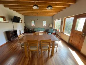 Un comedor con una gran mesa y sillas de madera. en Ventanas al Nahuel Huapi, en San Carlos de Bariloche 4 fotos más