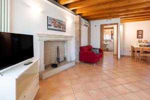 TV a/nebo společenská místnost v ubytování Agriturismo Al Tralcio