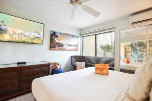 TV a/nebo společenská místnost v ubytování Napili Point B13 FREE CAR KBM Resorts