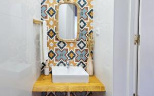 un baño con lavabo y espejo en Casa Miradouro das Beatas, en Elvas