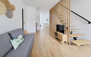 Una sala de estar con un sofá y un televisor. en Casa Miradouro das Beatas, en Elvas