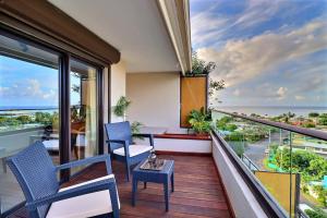 Un balcón con sillas y vista al mar. en Mahana Suite Sea & Mountain View, en Papeete