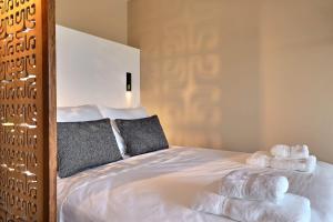 Un dormitorio con una cama con toallas. en Mahana Suite Sea & Mountain View, en Papeete