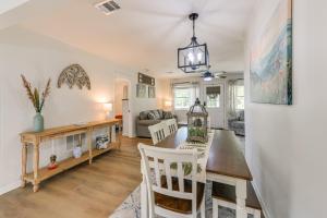 une salle à manger et un salon avec une table et des chaises dans l'établissement Walk to Dtwn Pine Mountain! Evergreen Cottage, à Pine Mountain