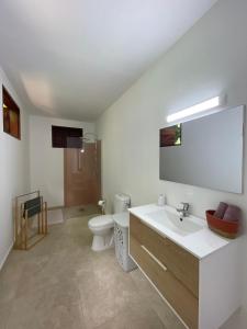 Bilik mandi di La villa de Lucien