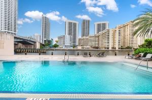 Bazén v ubytování 2BR 2BA at Beachwalk on 29 floor Full Equiped nebo v jeho okolí