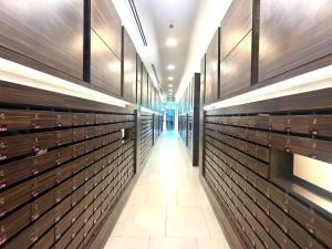 ein Flur voller hölzerner Scharniere in der Unterkunft South pattaya Unixx hotel in Pattaya South + 48 Fotos