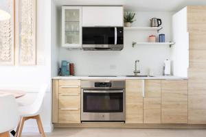 Golden Islesにある1 BR Full Kitchen- Pool Gym Beach 29th floorのキッチン(ステンレス製のオーブン、電子レンジ付)