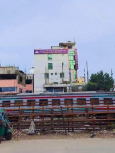 SolpurにあるHotel The Sylhet Internationalの建物前に列車が停車