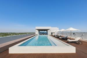 una piscina en la terraza de un crucero en Crowne Plaza Merida by IHG, en Mérida