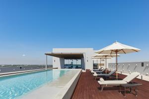 una piscina en la azotea de un crucero en Crowne Plaza Merida by IHG, en Mérida
