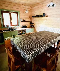 Η κουζίνα ή μικρή κουζίνα στο Chalet des Oies, private spa