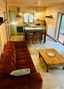 Η κουζίνα ή μικρή κουζίνα στο Chalet des Oies, private spa