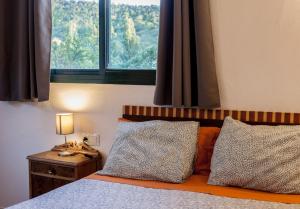 a bedroom with a bed with a lamp and a window at Casa Correcaminos in La Presa