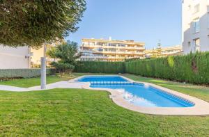 einen Pool in einem Hof mit einem Gebäude in der Unterkunft Soleado Albir in Albir