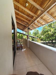 Un balcón o terraza en Quiet room with AC close to the beach