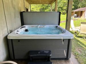 a jacuzziificialificialificialificialificialificialificialificialificialificialificial at Lux Spacious Cabin Hot Tub, Indoor Pickleball in Hocking Hills in Logan
