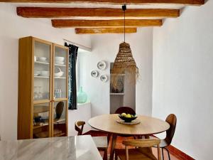 a dining room with a table and chairs at Casa luz in Viñuela
