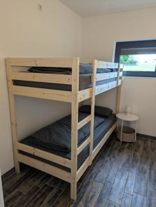 En eller flere senge i et værelse på Ruhige Einliegerwohnung - 2 Bedrooms - 3 Beds - Terrace