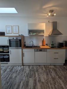 Η κουζίνα ή μικρή κουζίνα στο Ruhige Einliegerwohnung - 2 Bedrooms - 3 Beds - Terrace +12 φωτογραφίες