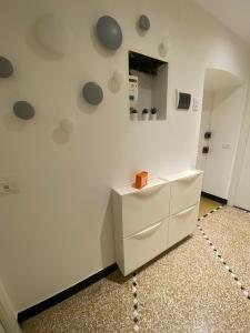 a room with a white wall with gray dots on it at Lovely apartment in the old town, near the beach in Arenzano
