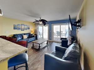 Χώρος καθιστικού στο Put-in-Bay Waterfront Condo #113