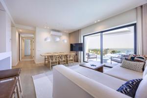 sala de estar con sofá y mesa con vistas en The Editory Residence Lagos, en Lagos