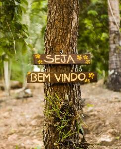 Colinas Do SulにあるFazenda Catalãoの木の脇の看板