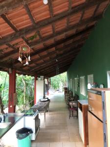 Colinas Do SulにあるFazenda Catalãoの木製の天井とテーブルを備えた屋外キッチン