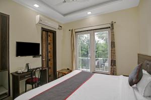 une chambre d'hôtel avec un lit et une fenêtre dans l'établissement Hotel O COZY RETREAT, à Indirapuram 23 autres photos