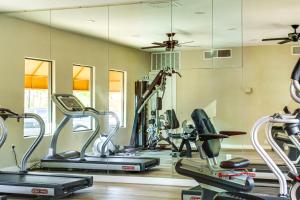 Γυμναστήριο ή/και όργανα γυμναστικής στο Condo 1 Mi to South Mountain Park! Unwind Poolside