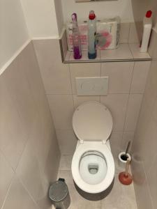 a small bathroom with a white toilet in a stall at flatwatermael in Brussels