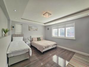 Un dormitorio con dos camas y una ventana. en Falcon house 7 bedrooms, en Hawley
