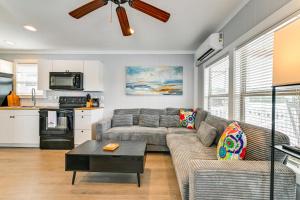 Posezení v ubytování Waterfront Living and Resort Perks! Lake Norman Stay