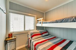 Postel nebo postele na pokoji v ubytování Waterfront Living and Resort Perks! Lake Norman Stay + 20 fotografií