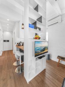 Μια τηλεόραση ή/και κέντρο ψυχαγωγίας στο Enjoy B-52 Studio