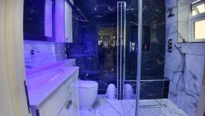 Un baño con ducha, inodoro y lavabo. en Falcon house 7 bedrooms, en Hawley 22 fotos más