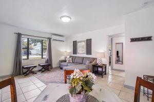 un salon avec un canapé et une table dans l'établissement 6 Mi to Downtown Orlando Quiet Home with Sunroom, à Orlando