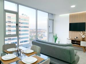 a living room with a couch and a table at Luxury Suites frente mall del sol a pocos minutos del aeropuerto y terminal terrestre in Guayaquil