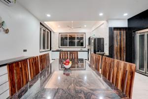 Fotografie z fotogalerie ubytování Villa Viva by DanCenter Ι 5bhk Ι Pvt Pool Ι Outdoor Barbecue Ι Lounge v destinaci Malavli