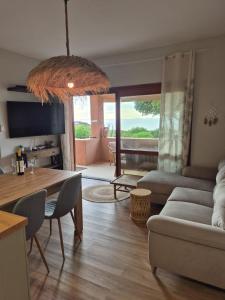 コスタ・パラディーゾにあるSunset Houseのソファとテーブルのあるリビングルーム