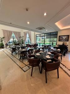 a dining room with tables and chairs and windows at Hotel Univer Pamplona Jardins ótima localização 1807 in Sao Paulo