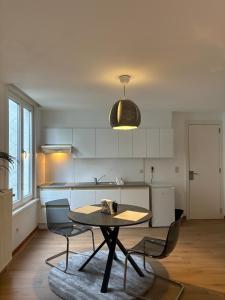 Una cocina con una mesa y sillas en una cocina. en Center Monet JR, en Gante