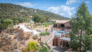una vista aérea de una casa con una montaña en A l'Orée du Maquis Villa 6 personnes, en Bonifacio