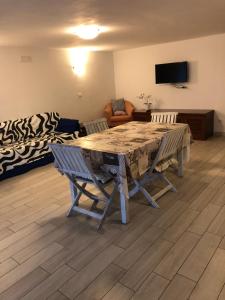 a living room with a wooden table and chairs at Mamiliano in Marina di Campo