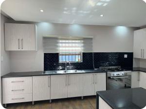 Dapur atau dapur kecil di Zari on Vaal Country Lodge