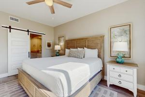 sypialnia z łóżkiem i wentylatorem sufitowym w obiekcie High Pointe 1115 w mieście Seacrest +41 zdjęć