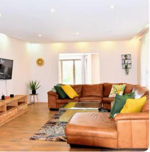 Ruang duduk di Zari on Vaal Country Lodge