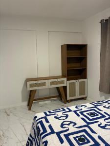 a bedroom with a dressing table and a bed at Apartamento albion in Porto Alegre